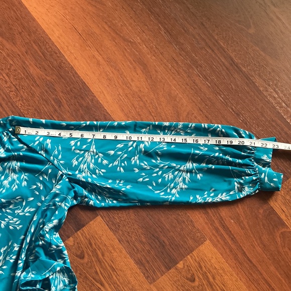 Silky Teal Vintage Blouse. - Picture 6 of 8